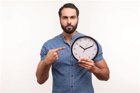 A person looking at a clock with the time 8:787